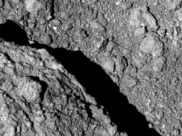 Ученые не могут понять, почему на астероиде Рюгу нет пыли