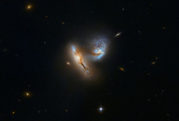 Hubble показал слияние двух галактик