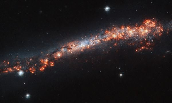 Hubble сфотографировал окраину галактики NGC 3432