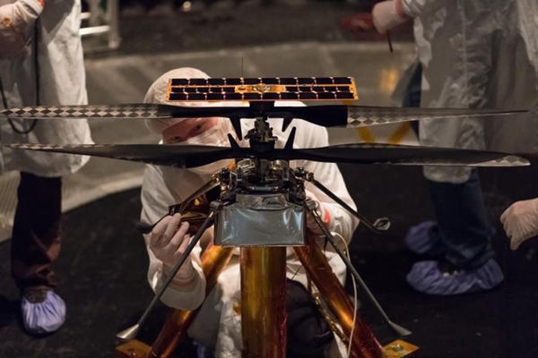 В NASA завершили монтаж экспериментального вертолета на новом марсоходе